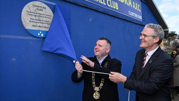 Ard-Mhéara Bhaile Átha Cliath, Daithí de Róiste, agus Uachtarán Chumann Lúthchleas Gael, Iarlaith Ó Broin, ag nochtú leice i bPáirc Chluain Torc, an láthair do Chluichí Ceannais Iomána agus Peile 1890, 1891, 1892 agus 1894. Grianghraf le Ray McManus/Sportsfile