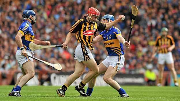 Tommy Walsh, Kilkenny, in action against Eoin Kelly, left, and John O'Brien, Tipperary in the 2011 GAA Hurling All-Ireland Senior Championship Final, Kilkenny v Tipperary, Croke Park, Dublin. Picture credit: Barry Cregg / SPORTSFILE.