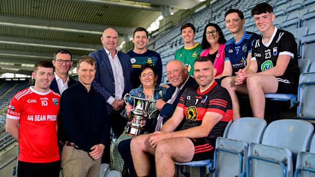 I lathair ag seoladh náisiúnta Chomórtas Peile na Gaeltachta 2025 i bPáirc an Chrócaigh ó chlé, Diarmuid Ó Cuirrín, An Seanphobal, Gearóid Mac Donncha, Ceannasaí Raidió na Gaeltachta, Shane Walsh, Bainisteoir Margaíochta TG4, Dónal Ó Laoire Cathaoirleach Chomórtas Peile na Gaeltachta, Pádraig Ó Tiarnáin, Clann na nGael, Áine Uí Choinn Cathaoirleach Choiste Náisiúnta na Gaeilge, Cathal Seoighe, Rúnaí Chomórtas Peile na Gaeltachta, Éamonn Óg Ó Donnchadha, Clann na nGael, James Ó Flatharta, An Cheathrú Rua, Michelle Ní Chróinín, Údarás na Gaeltachta, Oisín Ó Conbhuí Na Gaeil Óga, agus Gavin Mac Aindriú, Cill Chomáin.