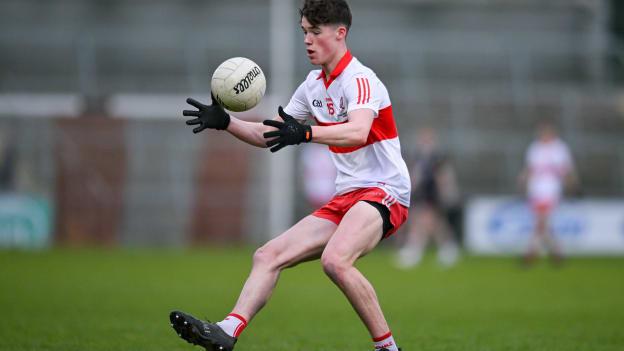 Seilbh na liathróide ag Ruairí Ó Mianáin d'fhoireann faoi 20 Dhoire. Ní iomáint amháin atá ag fear Roibeaird Eiméid, Sleacht Néill.