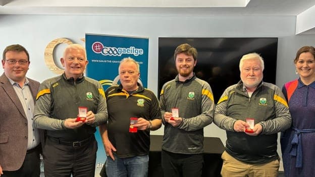 Buaiteoirí Thráth na gCeist Gaeilge in éineacht le Gráinne agus Tomás Ó Muirí, Máistir na gCeisteanna - CLG Bharr na Cúile