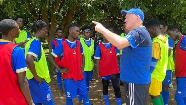 Pádraig Ó Fainín issuing instructions to the Sables Shamrocks footballers. 