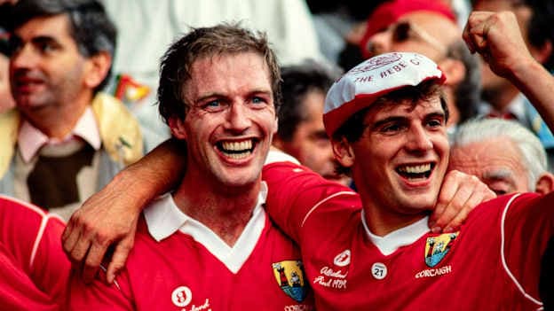 Seán Ó Drisceoil ag ceiliúradh le Larry Tompkins ar Ardán Uí Ógáin tar éis do Chorcaigh Cluiche Ceannais Sinsear Peile na hÉireann a bhuahan sa bhliain 1989