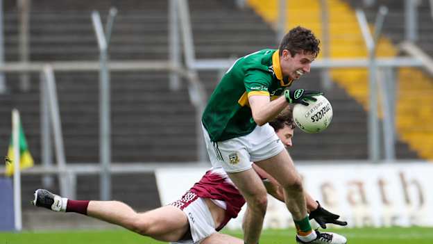 Seilbh na liathróide ag Diarmuid Ó Donnchadha do Chlann na nGael in aghaidh Naomh Uinseann i gCluiche Ceannais Sóisear Peile na Mí. Grianghraf a bhuíochas le Paula Greif