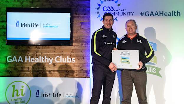 Kevin O'Hagan, representing Mungret St Paul's, Co Limerick, is presented with the Official Healthy Club Award`in 2017 by Seán Cavanagh, Healthy Clubs Ambassador and former Tyrone Footballer. Photo by Piaras Ó Mídheach/Sportsfile