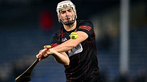 Dessie Hutchinson ó Bhaile Mhic Gunnair i mbun a cheirde