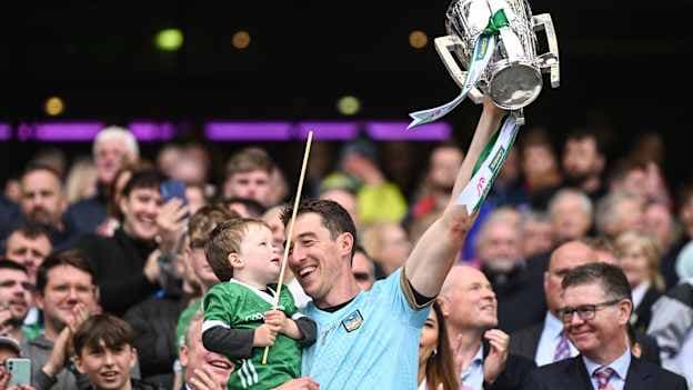 Limerick goalkeeper Nickie Quaid, with his son Dáithí, lifts the Liam MacCarthy Cup after the GAA Hurling All-Ireland Senior Championship final match between Kilkenny and Limerick at Croke Park in Dublin. Photo by Ramsey Cardy/Sportsfile.