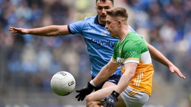 Lee Pearson of Offaly in action against Colm Basquel of Dublin during the Leinster GAA Football Senior Championship semi-final match between Dublin and Offaly at Croke Park in Dublin. Photo by Shauna Clinton/Sportsfile.
