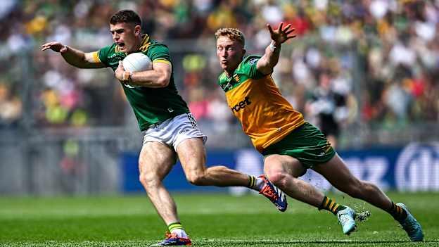 Eoghan Frayne, Meath, and Oisín Gallen, Donegal, in All-Ireland SFC action at Croke Park. Photo by Piaras Ó Mídheach/Sportsfile