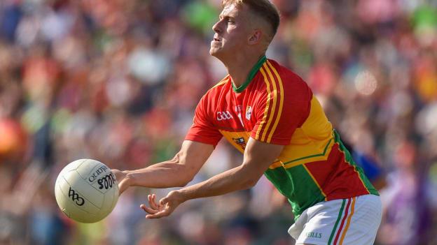 Darragh O'Brien agus an liathróid ina sheilbh aige do Cheatharlach