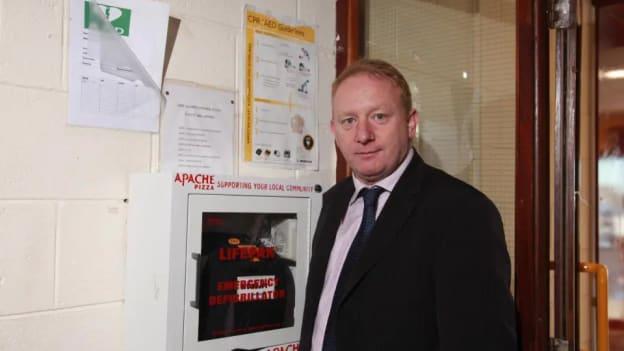 Mar a shábháil dífhibrileoir de chuid CLG Naomh Maur páiste Gaelscoile