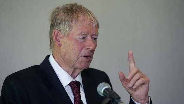 Micheál Ó Muircheartaigh.