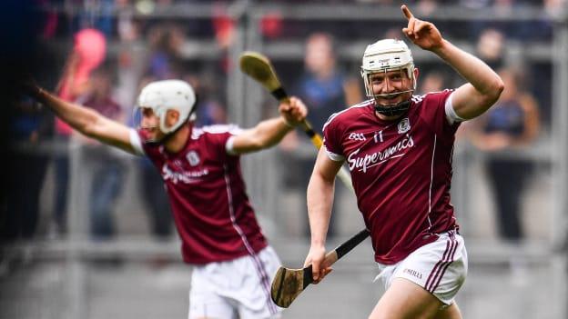 Joe Canning ag ceiliúradh i bPáirc an Chrócaigh.