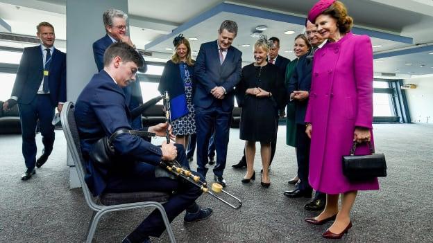 Éamon Óg Ó Donnchadha ag casadh na bpíob do Bhanríona Silvia agus Rí Carl XVI Gustaf na Sualainne thiar sa bhliain 2019