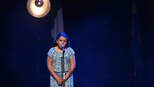 Sára Ní Chonaill ó Chlann na nGael, Contae na Mí, ag casadh ag Babhta Ceannais na hAmhránaíochta Aonair de Scór na nÓg san INEC, Cill Airne, ar 1 Bealtaine