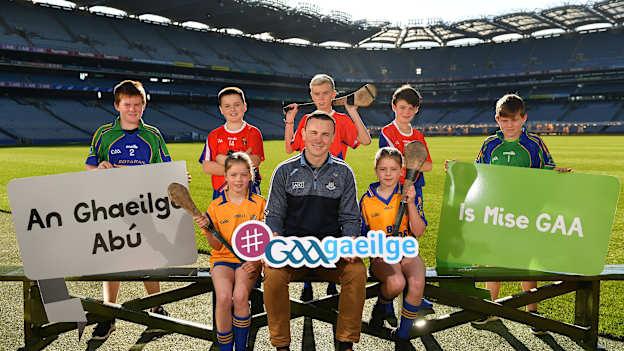 Iománaí clúiteach Átha Cliath ag Seoladh Mór na Gaeilge i bPáirc an Chrócaigh thiar sa bhliain 2019