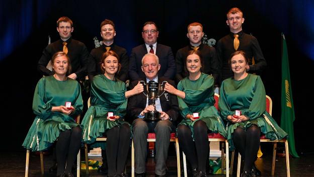 Buaiteoirí an Rince Seit, CLG Ghníomh Go Leith, Ciarraí,  in éineacht le hUachtarán Chomhairle Chonnacht, Seán Ó Murchú agus Cathaoirleach Choiste Náisiúnta Scór, Tomás Ó Muirí