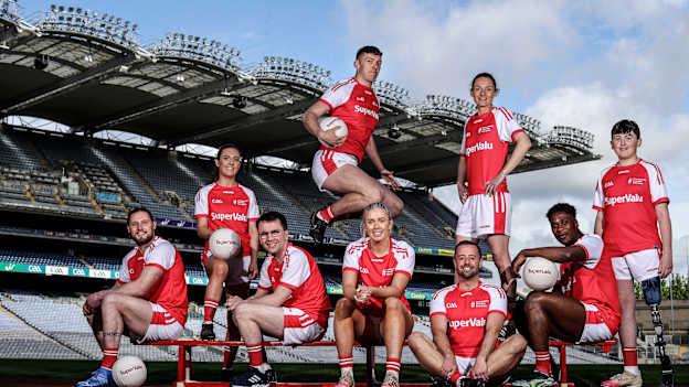 In Croke Park today to endorse SuperValu’s commitment to bringing on diversity and inclusion in Gaelic Games were captain of the Cork Ladies Football team Máire O’Callaghan, Mayo footballer Padraig O’Hora, three-time All-Star with Kerry David Clifford, leading GAA referee Maggie Farrelly,  Collins Ugochukwu, the first Nigerian-born player to play for Laois Senior Football, Conor Dufficy, a 13-year old amputee who plays Gaelic Football, from Moate, Co. Westmeath, well-known autism advocate, Tipperary GAA superfan and broadcaster Kevin Hanley, and referee David Gough of Meath, who has been a leading light for members of the LGBTI+ community involved in Gaelic Games.