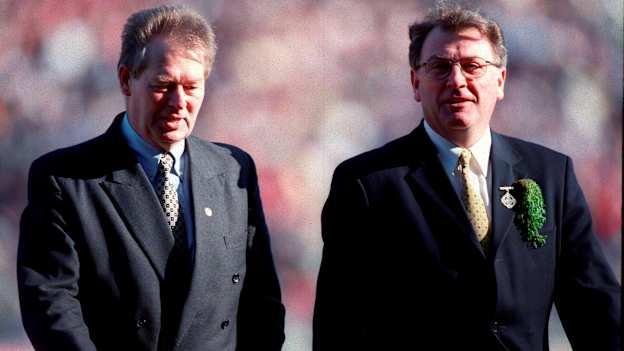 Seosamh Mac Donncha in éineacht le Micheál Ó Muircheartaigh ag Cluichí Ceannais na hÉireann i bPáirc an Chrócaigh ar Lá Fhéile Phádraig, 1999