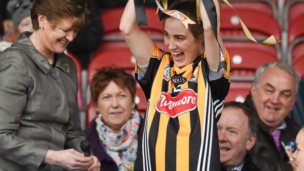 Kilkenny captain Leann Fennelly lifts the cup after victory over Clare. Irish Daily Star National Camogie League Division 1 Final, Kilkenny v Clare, Semple Stadium, Thurles, Co. Tipperary. 