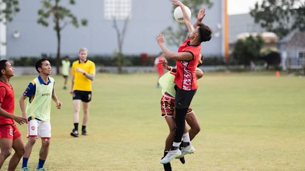 Cáirde Khmer's Sok Kea and Tong Kimaing await the breaking ball during January's league games in Phom Penh 2023
