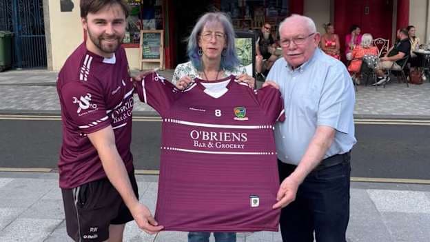 Athy Junior Hurling team captain, Paul Whelan, pictured with jersey sponsor Judith O'Brien of O'Brien's Bar and Grocery, and Club President, Eddie Lawler.
