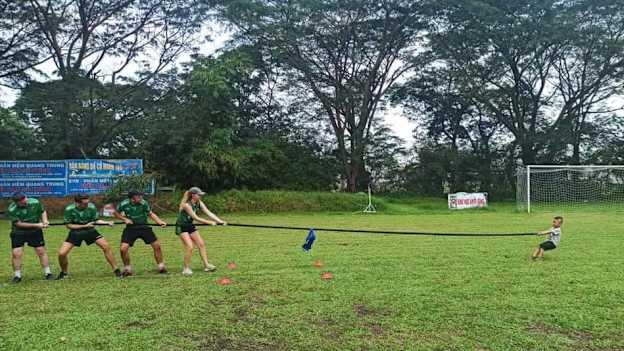 GAA clubs like Saigon Gaels do wonderful work engaging with their local communities. This fantastic photo was taken at a cultural exchange day organised with the club's primary sponsors, vsource.io. 