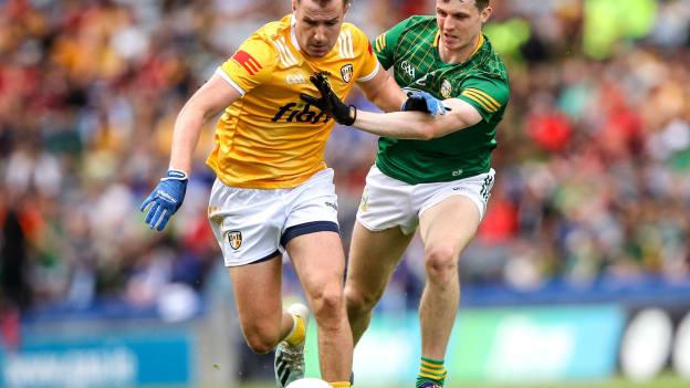 Adam O'Neill, An Mhí, agus Doiminic McEnhill, Aontroim, san iomaíocht le haghaidh na liathróide i gCluiche Leathcheannais Chraobh Chorn Tailteann i mbliana