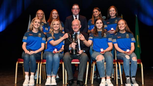 Buaiteoirí an Rince Foirne, CLG An Chaisleáin Nua,  in éineacht le hUachtarán Chomhairle Chonnacht, Seán Ó Murchú agus Cathaoirleach Choiste Náisiúnta Scór, Tomás Ó Muirí