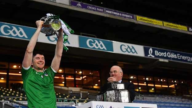 Declan Hannon ag ardú Chorn Liam Mhic Cárthaigh don dara huair do Luimneach le trí bliana anuas Dé Domhnaigh seo caite, 13 Meán Fómhair, 2020