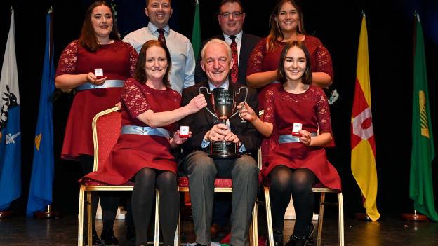 Buaiteoirí an Bhailéad-Ghrúpa, An Ghlasdromainn, Ard Mhacha,  in éineacht le hUachtarán Chomhairle Chonnacht, Seán Ó Murchú agus Cathaoirleach Choiste Náisiúnta Scór, Tomás Ó Muirí