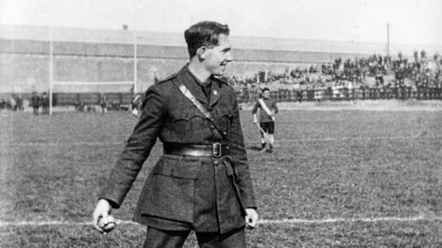 General McKeown throwing in the sliotar at Croke Park, 1921