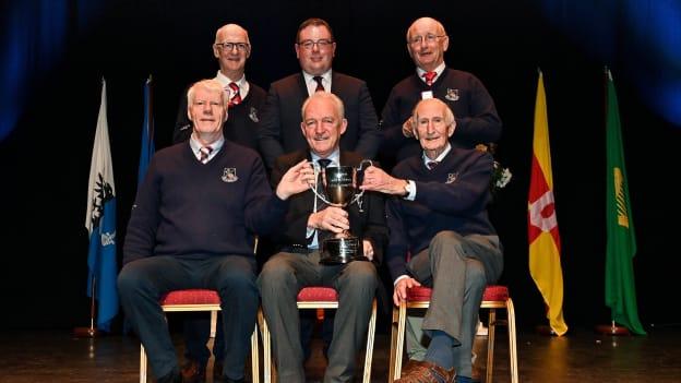 Buaiteoirí Thráth na gCeisteanna, CLG Mhónailín, Luimneach, in éineacht le hUachtarán Chomhairle Chonnacht, Seán Ó Murchú agus Cathaoirleach Choiste Náisiúnta Scór, Tomás Ó Muirí