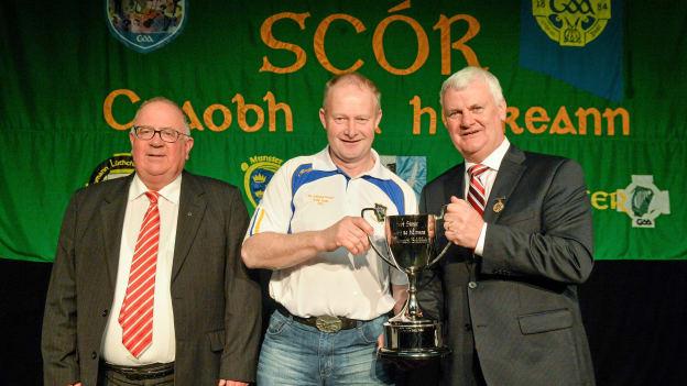 Liam Ó Laochdha le Noel Joyce, Tiobraid Árann, agus Iar-Uachtarán CLG Críostóir Ó Cuana ag Bronnadh Scór Sinsir na hÉireann sa bhliain 2015