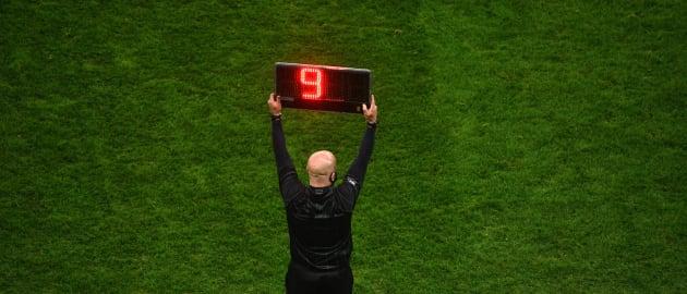 Sideline official Richie Fitzsimons indicates an additional nine minutes to be played.
