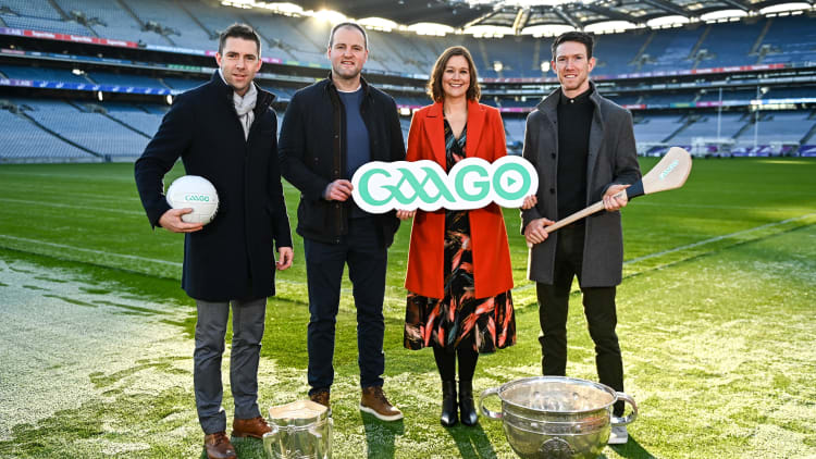 Gráinne McElwain in éineacht le Marc Ó Sé, Michael Murphy agus Séamus Hickey ag seoladh chlúdach GAAGO an tseachtain seo caite
