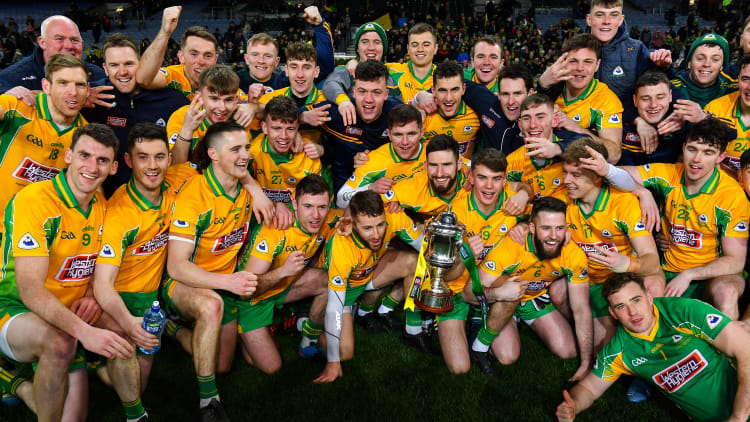 Peileadóirí Chora Finne ag ceiliúradh tar éis a mbua ar Chill Chua i gCluiche Ceannais Club na hÉireann i 2020