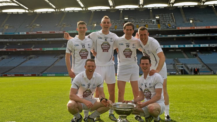 Niall Ó Muineacháin agus muintir Chill Droichid tar éis dóibh Craobh Chríostóir Uí Rinn a bhuachan i 2014
