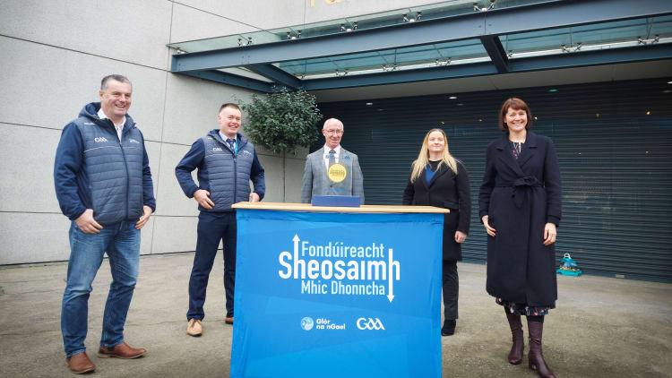 Cumann Naomh Anna ag glacadh lena mbonn óir de chuid Fhondúireacht Sheosaimh Mhic Dhonncha