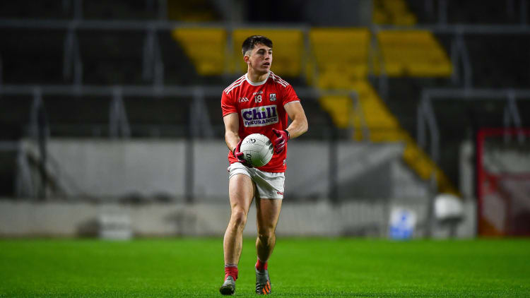 Seilbh na liathróide ag Tadhg Corkery in aghaidh Uíbh Fhailí i Sráith Náisiúnta Allianz i 2020