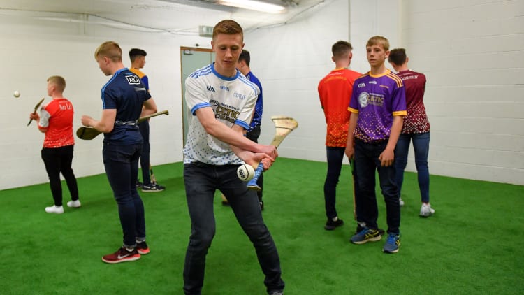 Cúrsa oiliúna ar na cluichí Gaelacha ar na bacáin in Indreabhán, Conamara