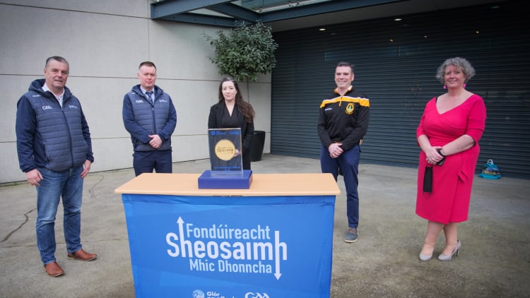 CLG Naomh Éanna ag glacadh lena mbonn óir