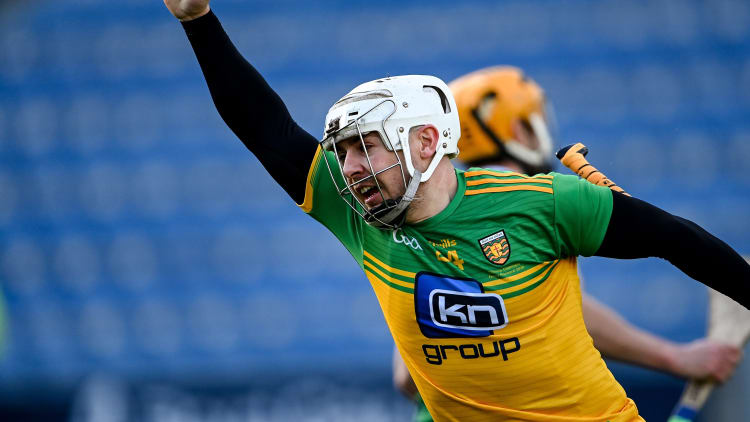 Davin Flynn tar éis dó cúl a aimsiú do Dhún na nGall in aghaidh Mhaigh Eo i gCluiche Ceannais Chorn Nickey Rackard