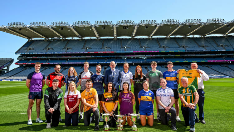 Uachtarán Chumann Lúthchleas Gael, Labhrás Mac Carthaigh, in éineacht le cuid de na clubanna a bheidh páirteach i gComórtas Peile na Gaeltachta sna Méilte an tseachtain seo chugainn