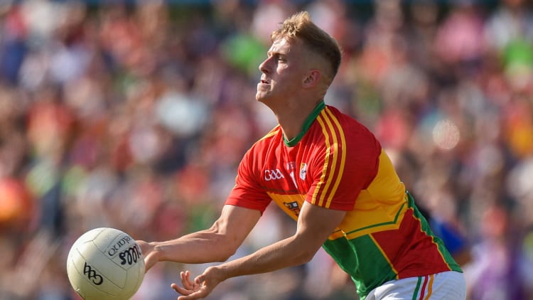 Darragh O'Brien agus an liathróid ina sheilbh aige do Cheatharlach
