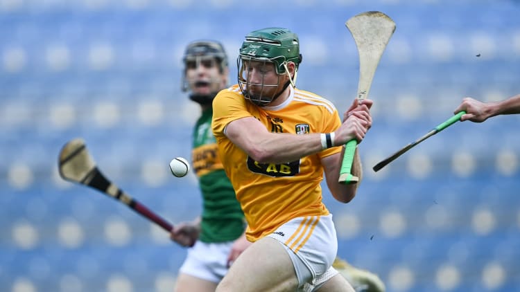 Niall Mac Cionnaith d'Aontroim in aghaidh Chiarraí i gCluiche Ceannais Chorn Sheosaimh Mhic Dhonncha i 2020