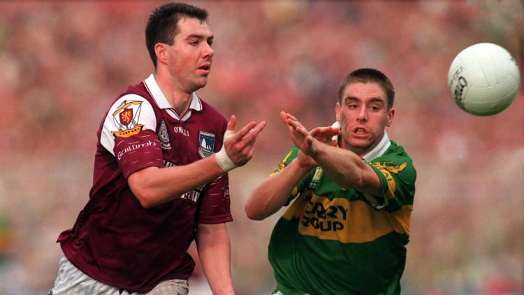 Seán Ó Domhnaill ag coinneáil Darragh Ó Sé gnóthach
