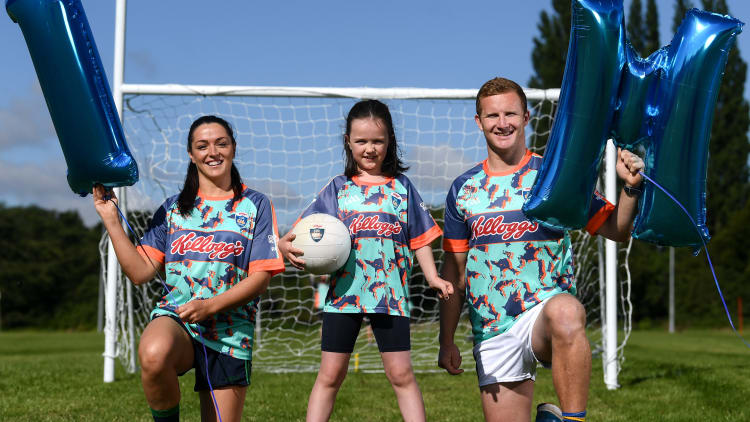 Dublin footballers Ciarán Kilkenny and Sinéad Goldrick with Siún Brophy, the 1 millionth child to register for the Kellogg’s GAA Cúl Camps since the beginning of the Kellogg sponsorship in 2012, St. Brendan’s GAA Club, Dublin. The stars of the future also celebrated the start of the 2020 GAA Cúl Camps which began today across the country.