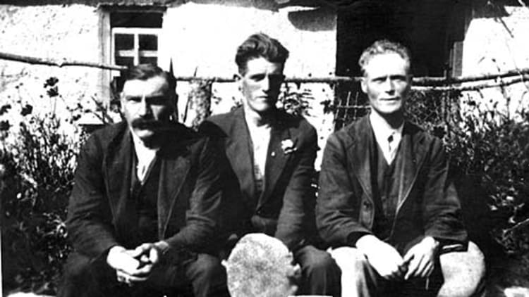 Frank 'Scout' Butler pictured on the right with friends Paddy 'Creamy Top' Daniel (l) and Willie 'Doheny' Sayers.