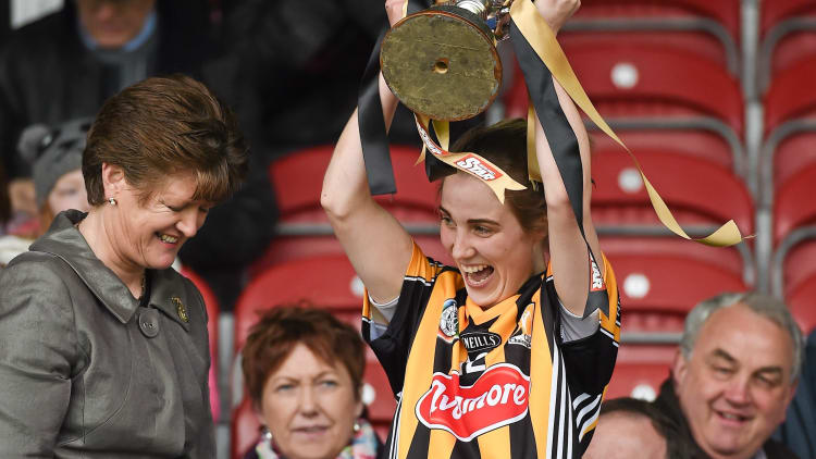 Kilkenny captain Leann Fennelly lifts the cup after victory over Clare. Irish Daily Star National Camogie League Division 1 Final, Kilkenny v Clare, Semple Stadium, Thurles, Co. Tipperary.